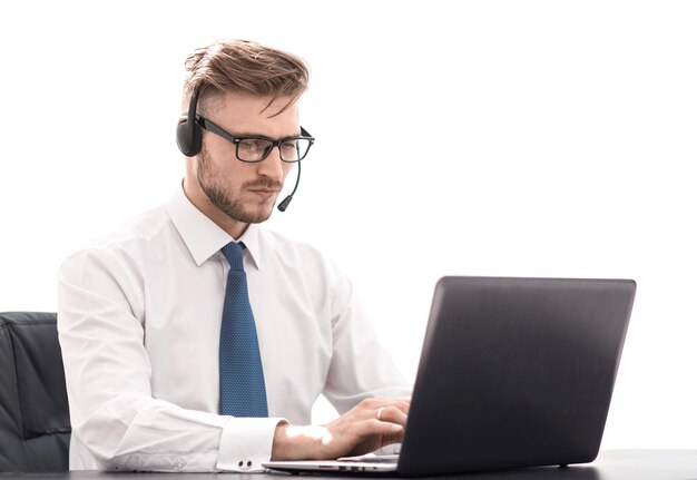 Zakenman in koptelefoon werkt aan een laptopfoto met kopieerruimte