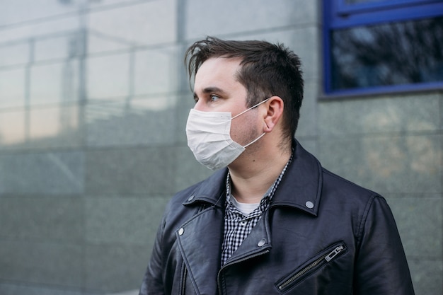 Zakenman in masker om infectie, coronavirus concept te voorkomen