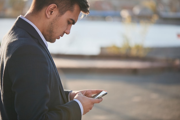 Zakenman kijken naar mobiele telefoon in hun handen