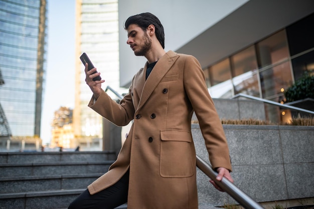 Zakenman kijken naar smartphone