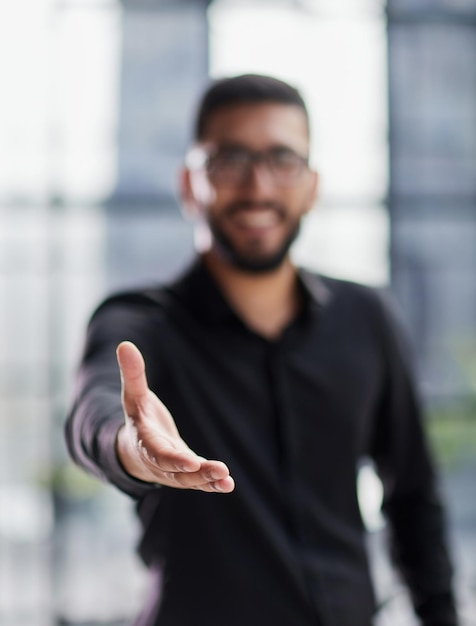 Zakenman klaar om te schudden hand in office