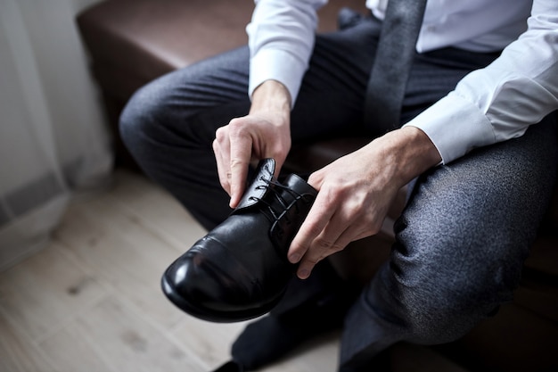 Zakenman kleding schoenen, man klaar voor werk, bruidegom ochtend voor huwelijksceremonie. Herenmode