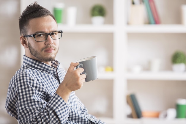 Zakenman koffie drinken op de werkplek