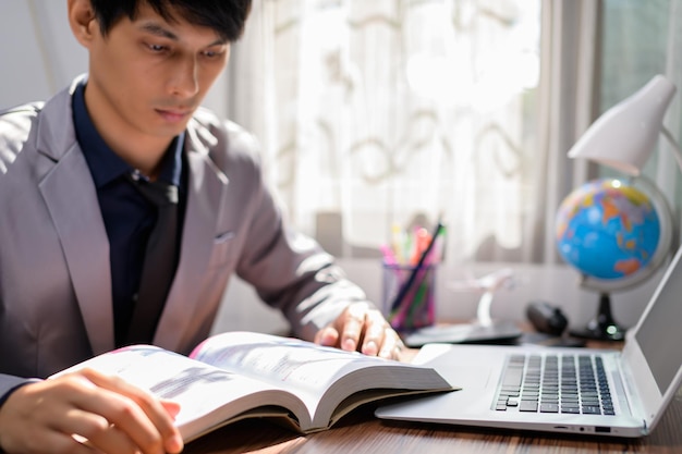 Zakenman leest een boek aan zijn bureau