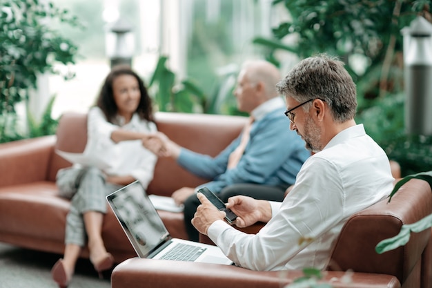 Zakenman leest een e-mailbericht op zijn smartphone