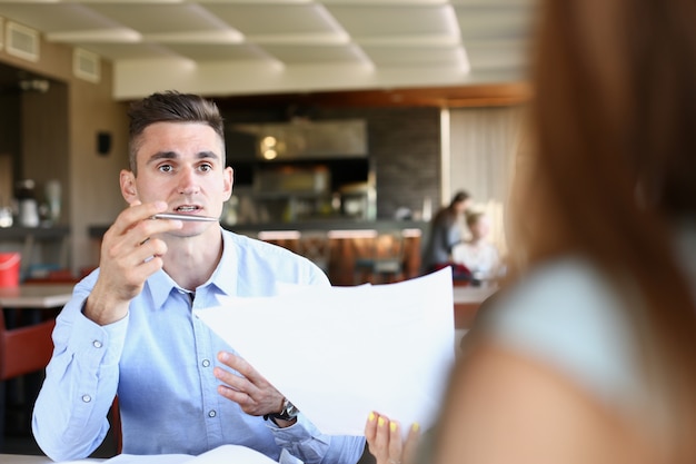 Zakenman legt het beleid van de onderneming bespreken