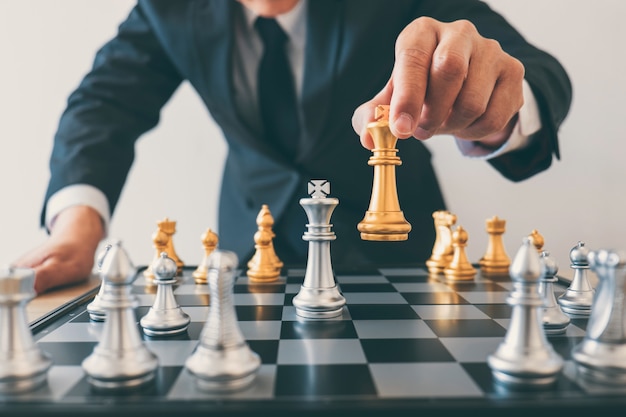 Zakenman leiderschap schaken en denken strategieplan over crash omverwerpt het tegenovergestelde team en ontwikkeling analyseren voor succesvol van corporate
