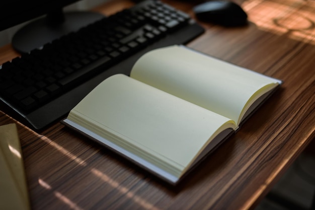 Zakenman lezen en schrijven boek op het werk