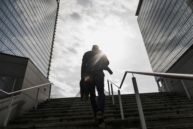 Zakenman loopt naar boven