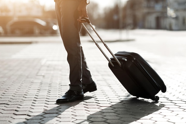 Zakenman lopen met bagage die op de luchthaven aankomt