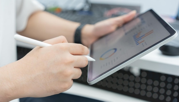 Foto zakenman manager hand met stylus pen voor schrijven of commentaar op scherm dashboard tablet