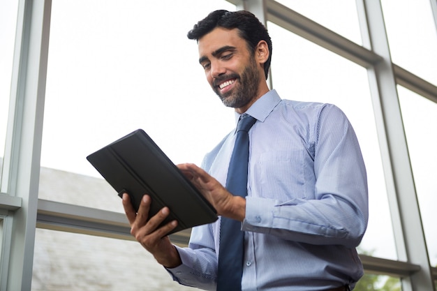 Zakenman met behulp van digitale tablet in conferentiecentrum