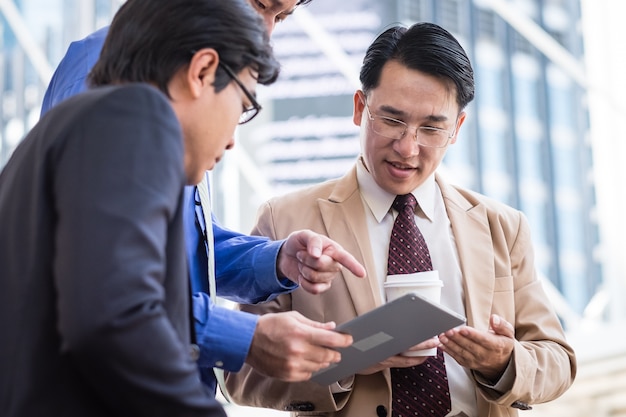 zakenman met behulp van een digitale tablet om informatie te bespreken