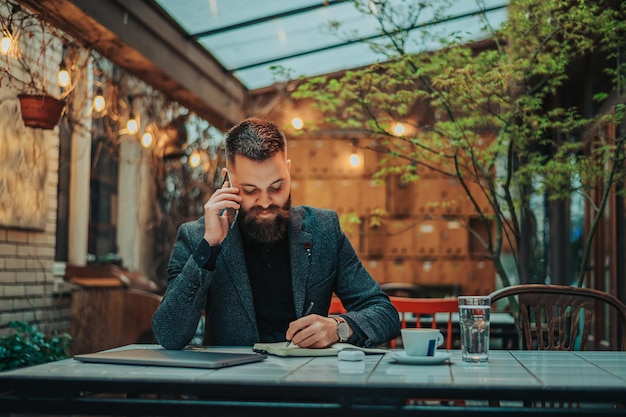 Zakenman met behulp van een smartphone in een café