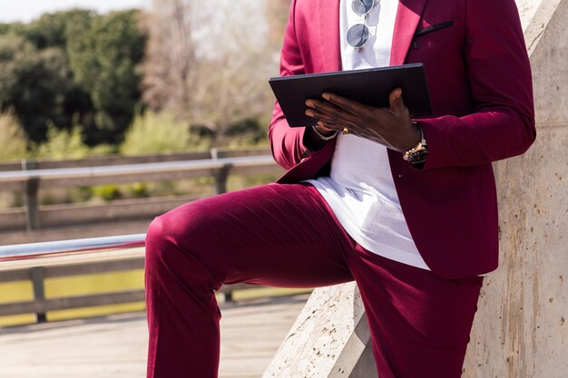 Foto zakenman met behulp van een tablet en smartphone