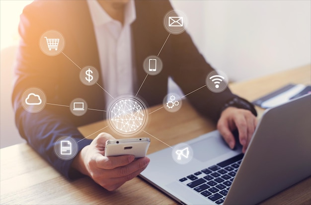 Zakenman met behulp van smartphone en netwerkverbindingen concept