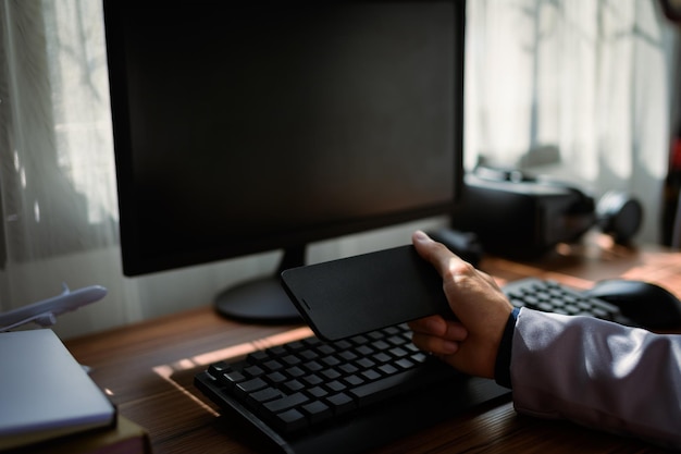 Zakenman met behulp van smartphone op het werk