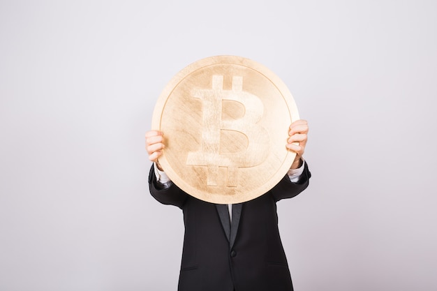 Zakenman met bitcoin op witte achtergrond