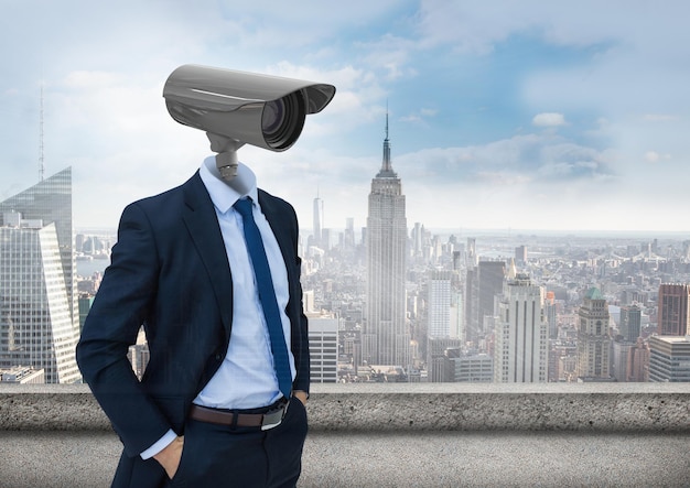 Zakenman met CCTV-hoofd met skyline van de stad