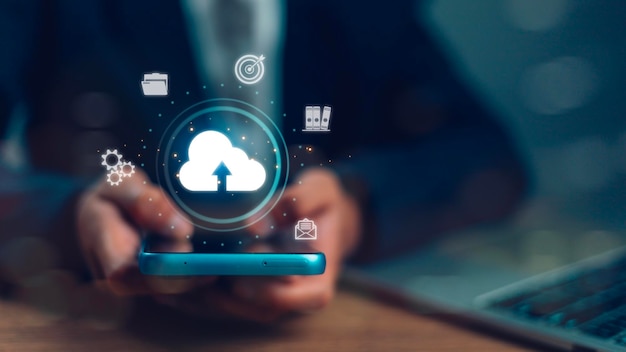 Zakenman met cloud computing-diagram toont bij de hand Cloudtechnologie Gegevensopslag Netwerken en internetserviceconcept