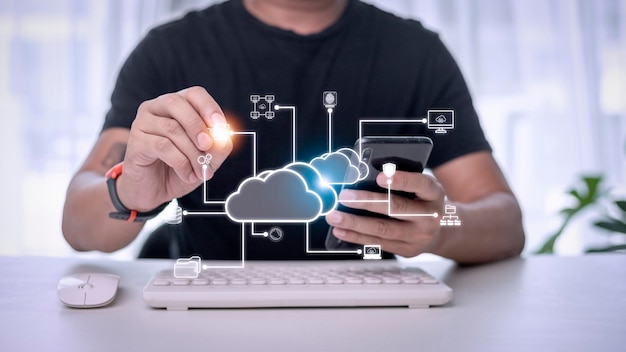 Foto zakenman met cloud computing-diagram toont bij de hand cloudtechnologie gegevensopslag netwerken en internetserviceconcept