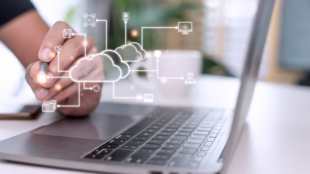 Zakenman met cloud computing-diagram toont bij de hand Cloudtechnologie Gegevensopslag Netwerken en internetserviceconcept