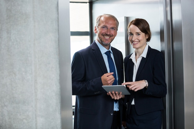 Zakenman met collega in een lift