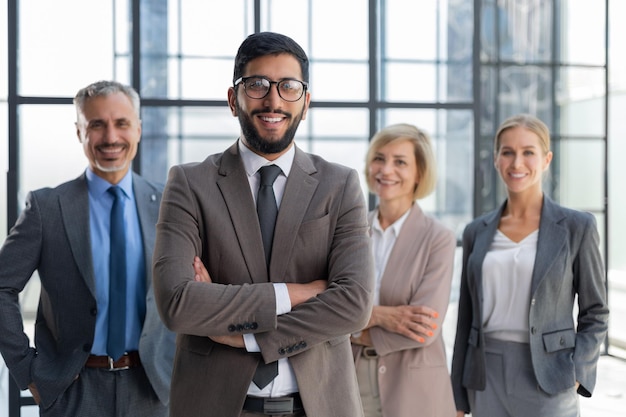 Zakenman met collega's op de achtergrond in kantoor