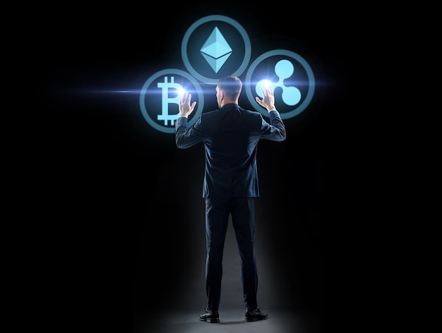 Foto zakenman met cryptocurrency hologrammen