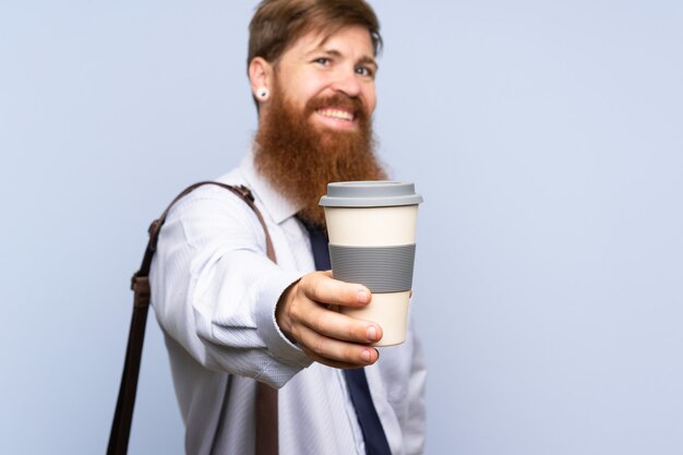 Zakenman met de lange koffie van de baardholding om over geïsoleerde achtergrond weg te halen