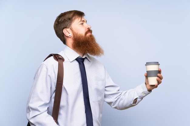 Zakenman met de lange weg te nemen koffie van de baardholding