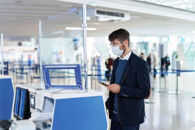 Zakenman met documenten bij de incheckbalie op de luchthaven