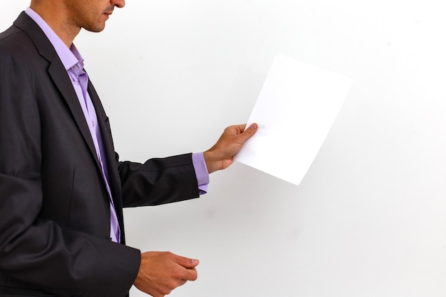 zakenman met een leeg wit bord, uithangbord, met een leeg reclamebord tegen een witte achtergrond
