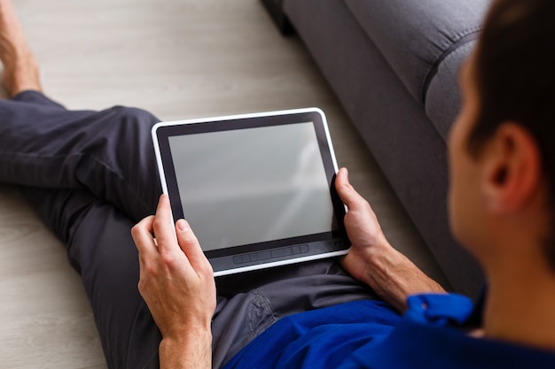 Zakenman met een tabletcomputer met systeem slim huis