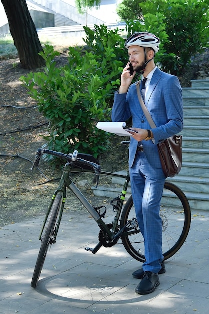 Zakenman met fiets praten aan de telefoon en analyserapport