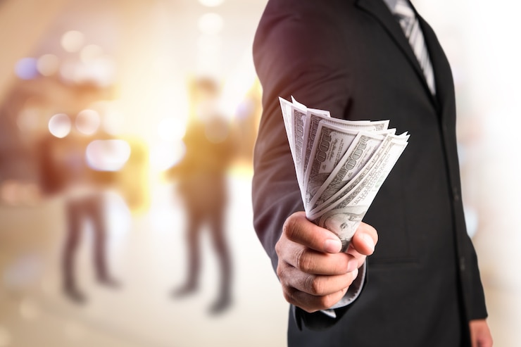 zakenman met geld in de hand.