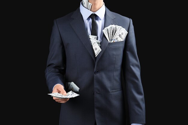 Foto zakenman met geld op donkere achtergrond corruptie concept
