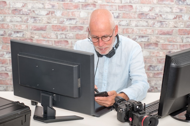 Zakenman met glasplaat die computer met behulp van