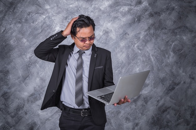 zakenman met hoofdpijn en problemen op laptop