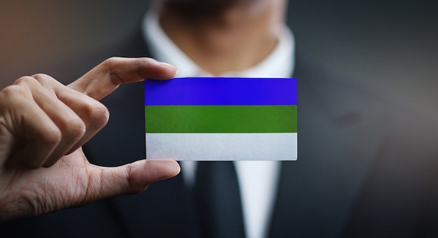 Zakenman met kaart van Komi Republiek vlag