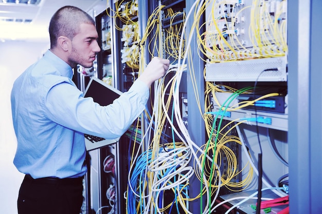 zakenman met laptop in netwerk server kamer