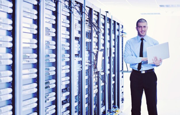 Foto zakenman met laptop in netwerk server kamer