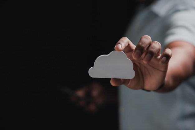 Foto zakenman met papieren cloudopslag voor digitaal zakendoen en beheer van cloudgegevensverwerking