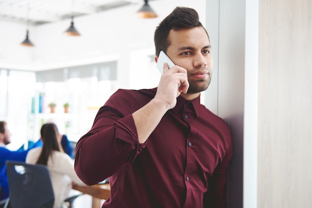 Zakenman met smartphone op het werk