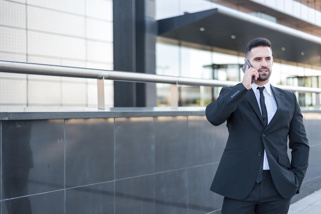 Zakenman met smartphone op straat