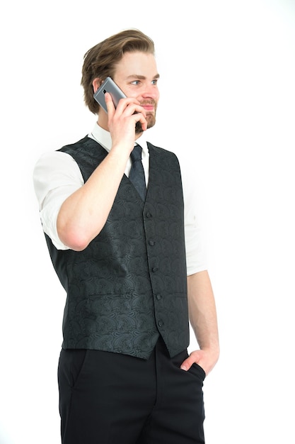 Zakenman met telefoon in outfit geïsoleerd op witte achtergrond Koop online en digitale marketing Man spreken op mobiele of mobiele telefoon Business en communicatie Guy presenteren product van smartphone