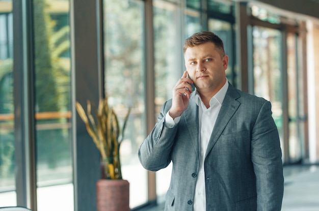 zakenman met telefoontje op kantoor