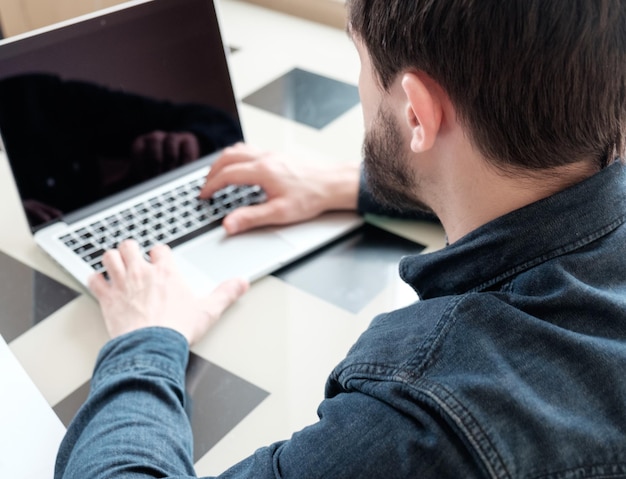 zakenman met zijn laptop