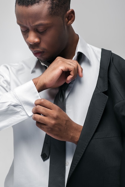 Foto zakenman met zwart pak en stropdas