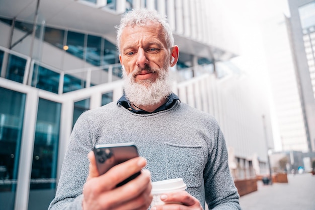 Zakenman niet op kantoor leest e-mail van smartphone